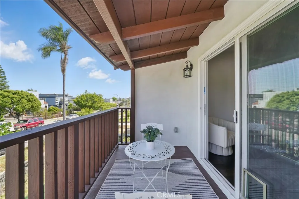 2111 S Bronson Ave, Los Angeles, California 90018 home-pic-33